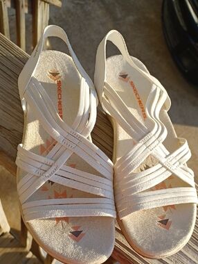 Skechers Women's Reggae Slim - Simply Stretch strappy sandals in white